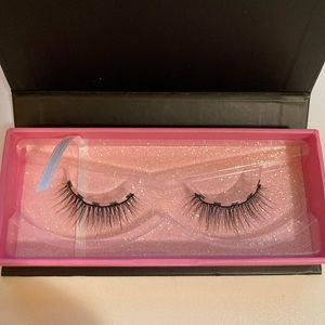 Moxie Lash magnetic lashes.